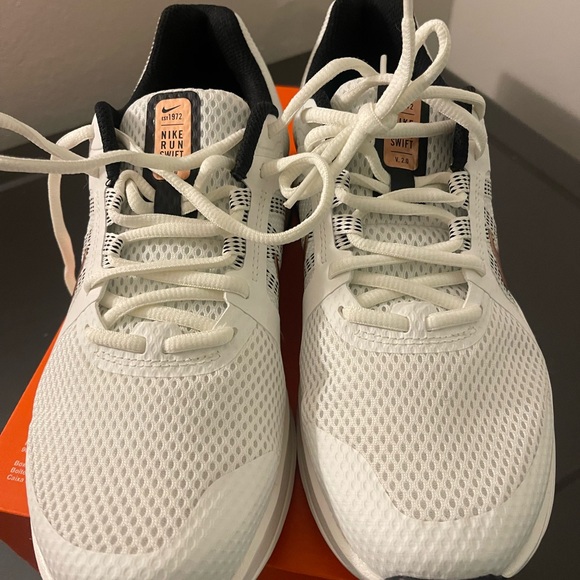 NEW Nike Women's White and Gold Running Shoes Brand New - Picture 2 of 6